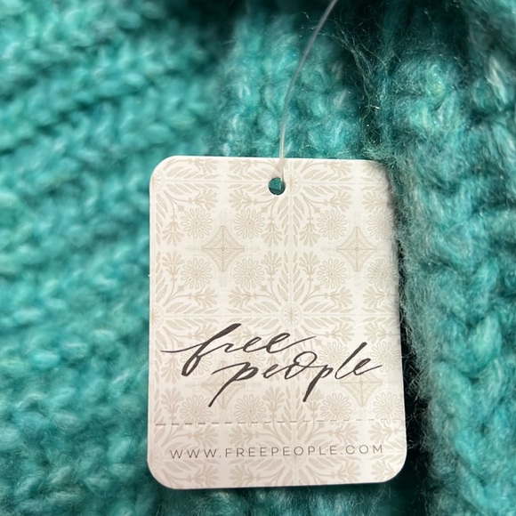 BRAND NEW FREE PEOPLE ELECTRIC TEAL OVERSIZED V NECK LONG SLEEVE SWEATER SZ MED - Picture 6 of 6